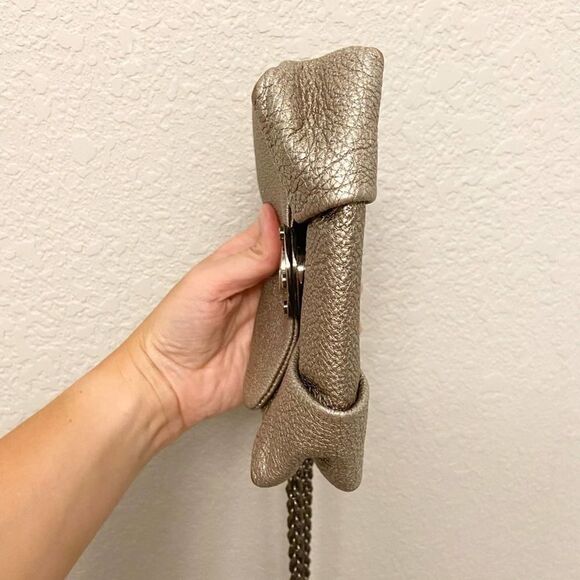 Henri Bendel silver metallic embossed leather pleated chain strap medallion bag - Picture 3 of 12